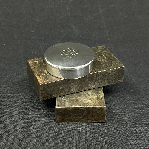 Round pillbox in silver