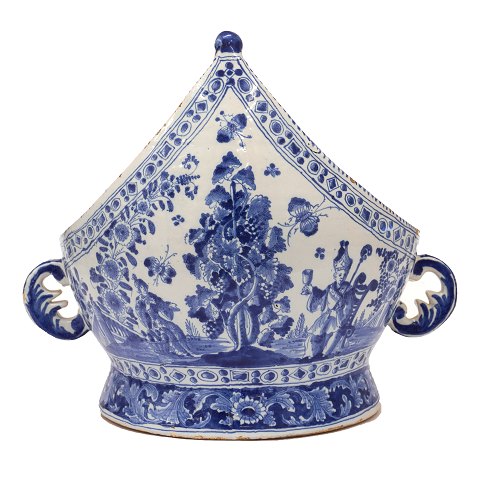 Blaudekorierte Bischofsbowle aus der Manufaktur 
St. Kongensgade, Kopenhagen, um 1740. Periode 
Johan Pfau. H: 33cm. D: 32cm