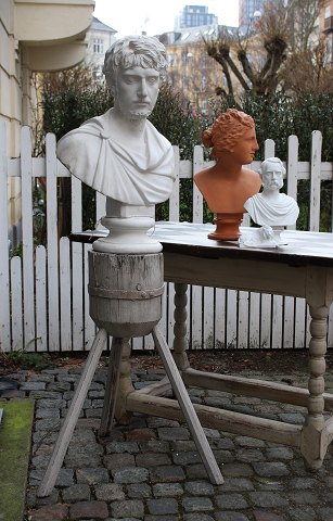 Old wooden chopping block with light gray patinated paint.
Super nice as a pedestal for a bust...