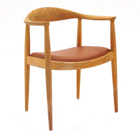 Hans J. Wegner "The Chair" i patineret eg 
fremstillet hos Johannes Hansen JH 501 med 
nybetrukket cognacfarvet lædersæde. God stand