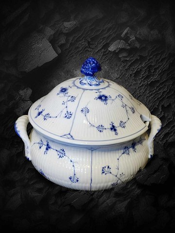 Old large blue-painted terrine from Bing & Gr&#65533;ndahl. From the time when 
Danish porcelain was made and painted in Denmark, at Vesterbro (corner of 
Vesterbrogade and Rahbeks alle)