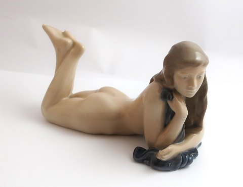 Königliches Kopenhagen. Porzellanfigur. Liegende nackte Frau. Modell 4704. Länge 
22,5 cm. (1 Wahl)