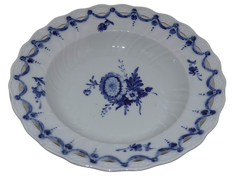 Blue Flower Curved
Rare deep plate with lace border from 1790-1810