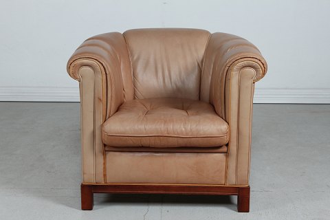 Chesterfield Chair
Light color leather
+ legs of mahogany
