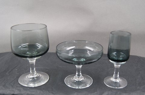 Atlantic røgfarvede glas fra Holmegaard. Portvinsglas, likørskåle & snapseglas