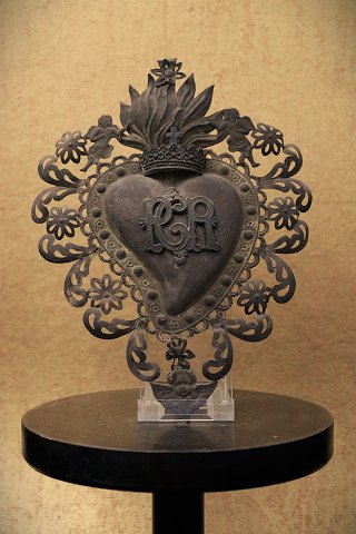 Dekorativt , gammelt votiv hjerte EX VOTO i sølv 
fra omkring 1850 med en rigtig fin patina...