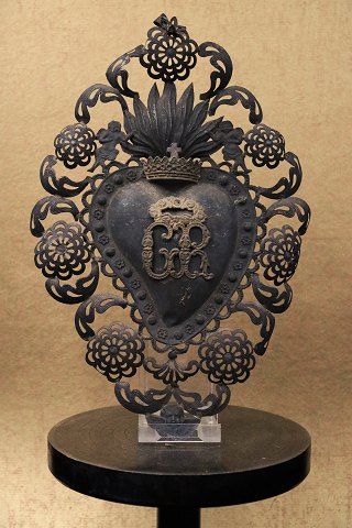 Dekorativt , gammelt votiv hjerte EX VOTO i sølv 
fra omkring 1850 med en rigtig fin patina...