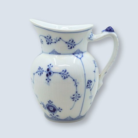 Royal Copenhagen, musselmalet riflet porcelæn; Flødekande nr. 61