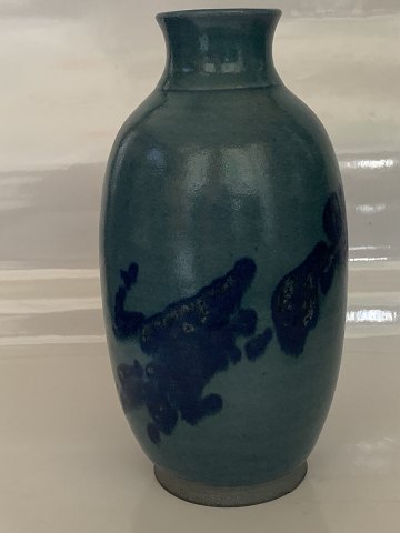 Stentøj, Vase, Sylvest Keramik
To-tonet lavendelblå vase med detaljer
Høj 21,5 cm.