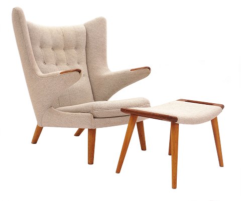 Hans J. Wegner "Papa Bear"-Stuhl mit Fussbank. 
Beide aus Teak und Eiche. AP19 und AP29. Gut 
erhalten. Kleine Gebrauchsspuren