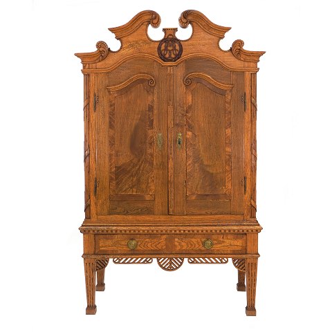 Schrank ulmenholzfurniert. Nordschleswig um 
1770-80. H: 212cm. B: 127cm. T: 62cm