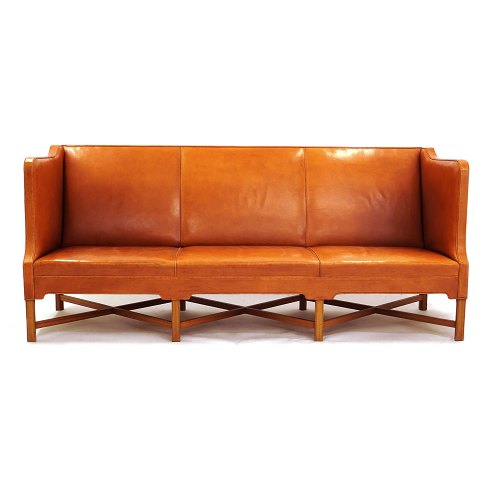 Kaare Klint sofa 4118 i patineret naturskind med 
ottebenet krydsstel udført i mahogni. God stand 
uden skader. L: 199cm. H: 82cm. D: 80cm
