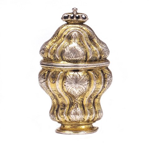 Hovedvandsæg i forgyldt sølv udført og stemplet af 
Jens Kieldsen Sommerfeldt, 1726-72, Aalborg. H: 
6,5cm. V: 40,7gr