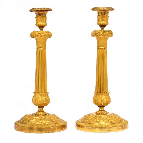 Et par lueforgyldte bronzestager. Frankrig ca. år 
1810-20. H: 31cm