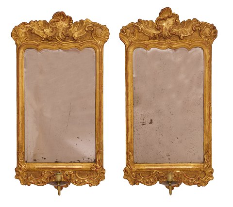 Par slesvig-holstenske rokoko lampetspejle med 
facetslebet spejlglas ca. år 1760. H: 65cm. B: 
35cm