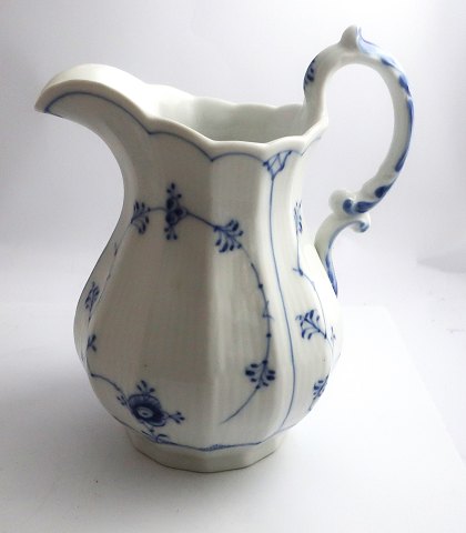 Königliches Kopenhagen. Musselmalet, Gerippt. Milchkanne. Modell 355. Höhe 20 
cm. (1 Wahl)