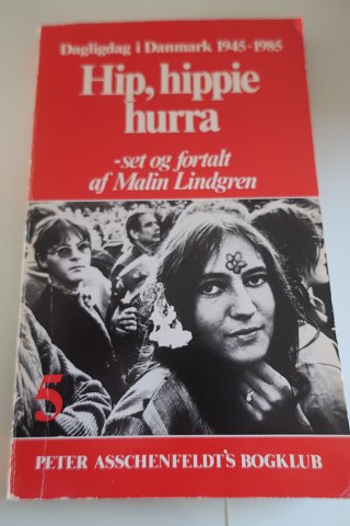 Dagligdag i Danmark, bind 5 af 8- 1945-1985Hip, Hip, Hurra- set og fortalt af Mali Lindgren1965-1970Peter Asschenfeldt
