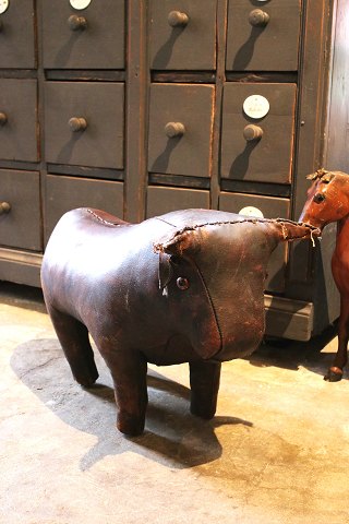 Original Dimitri Omersa leather footstool from the 60s in the shape of a bull...