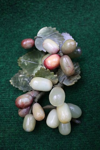 Decorative, old bunch of grapes in colored jade.
H: 9cm. L: 18cm.