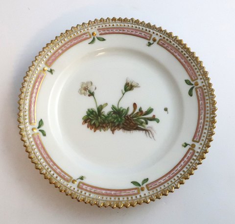 Royal Copenhagen, Flora Danica. Cake plate. Design # 3552. Diameter 14 cm. (1 
quality). Diapensia lapponica L