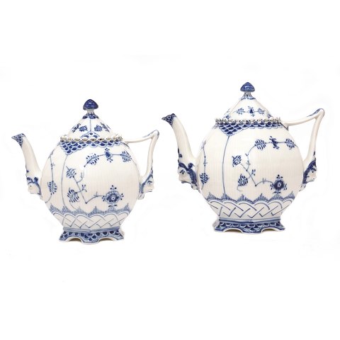 Royal Copenhagen blue fluted full lace tea pots 
1118 & 1119cm. H: 17 & 19cm