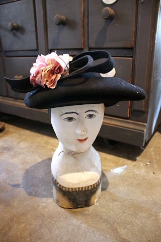 Gammel fransk vintage hat fra 40érne i sort filt med buket af stofblomster.