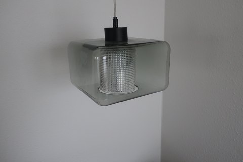 Pendel / lamp for the ceiling, square, grey glas
Orrefors, Sverige
Design Carl Fagerlund
From the 1960-years
L / W: 22,5cm
H: 14cm
With the wire
In a good condition but with 3 small imperfections at the inner side of the 
grey glas