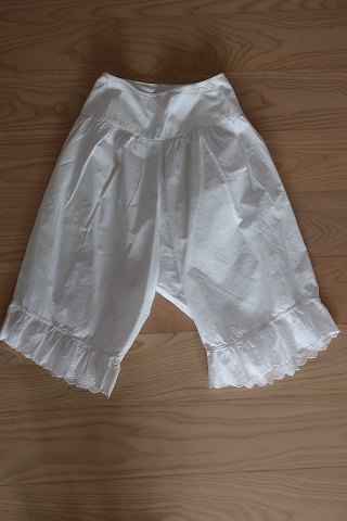 Gamle smukke mamelukker med håndbroderi
Mål Mameluk: 
Talje 70cm
Skridtlængde: 40cm
H: 64cm
God stand
Et af vores specialer