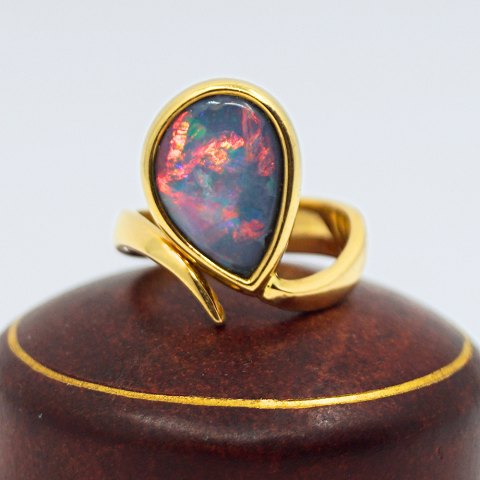 Georg Jensen; Ring in 18k gold set with a large opal