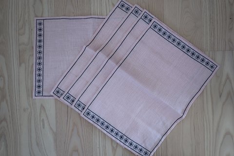 Alte PlatzdeckchenSchöne handgestickte Platzdeckchen44cm x 30cmIn gutem ZustandeWir haben: 5 Stk. = 1 Set