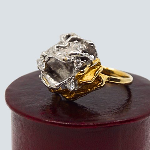 Julia Plana; Ring i 18 kt. guld og hvidguld med diamanter