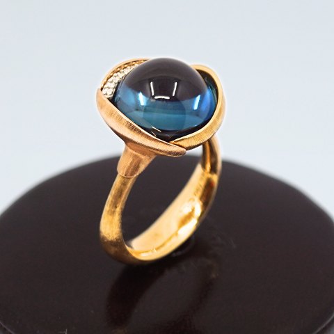 Ole Lynggaard; Lotus ring no. 3. in 18k gold, set with blue topaz and diamonds