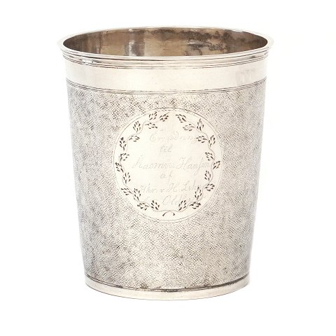 Stort nålepunslet pragtbæger i sølv. Sands. udført af Hans Nielsen Wolgast, København, før 1700-1711. Dateret 1698. H: 11,5cm. D: 9,9cm