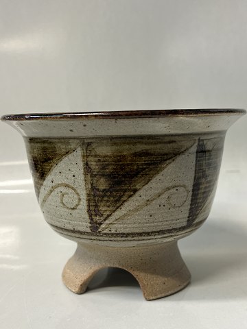 Ceramic bowl on foot, with brown shades.Measures H 12.5 x 17.3 cm.