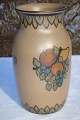 L. Hjorth. 
Bornholm - 
Danmark. Stor 
vase dekoreret 
med frugter.Nr. 
89. Højde 19 
cm. Diameter 
ved ...