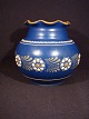 Flot keramik 
vase 
med blå glaur 
og blomster