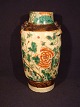 gammel kinesisk 
vase med 
lotusblomst 
revne i hals
1800 tallet 
(Solgt)