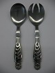 Salat bestik 
fremstillet i 
1944. Længde 17 
cm. Til kr. 350 
for begge. Vare 
nr. 103837.