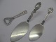 Oplukker 
fremstillet 
1949 i Danmark. 
Længde 12,5 cm 
til kr. 295. 
Lagkage spartel 
fremstillet i 
...