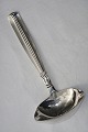 Dansk sølvtøj, 
tretårnet sølv 
/ 830s. "Lotus" 
sauceske, 
længde 17cm. 
Pæn velholdt 
stand. ...