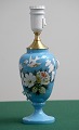 Turkis opaline 
vase med 
blomster. 
Ændret til 
elektrisk 
lampe.