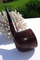 Dunhill Root 
Bruyere. Made 
in England. L 
13,4. H 3,9 cm. 
V 34 gr.
Godt brugt, 
velholdt og 
fuld ...