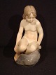 Porzellanfigur. 
Girl sten.Royal 
Kopenhagen RC 
RC Nr. 1427
Höhe 14,5 cm
