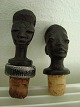 Små afrikanske Hardwood buster.Monteret med kork som prop til flaske.Selve busten - 5 cm høj.