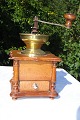Coffee mill 
made of wood 
with brass. 
Height 28 cm. 
16.5 X 16.5 cm. 
Well 
functioning.