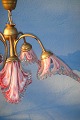 Lampe med 
4-arme, 
loftlampe af 
messing, rosa 
farvet 
glasskærme med 
bølget kant. 
Højde 54 cm. 
...