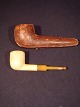 Merskums pibe.
Genuine, 
Block-
Meerschaum.
velholdt og 
tilrøget pibe.