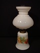 Petroliums 
bordlampe
opaline med 
blomster.
Højde: 21 cm
