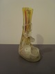 Italiensk 
kunstglasvase.
Flerfarvet 
kunstglas med 
matte glas 
bladranker 
påsat.
Asymmetrisk 
...