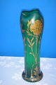 Smuk flaskegrøn 
vase, dekoreret 
med guld, højde 
36 cm. fra ca. 
år 1900. Fin 
hel stand.